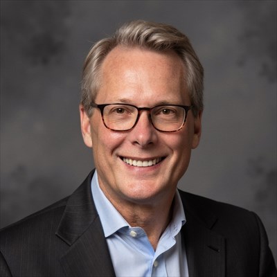 Profesör Doktor KELLY JAMES CLARK